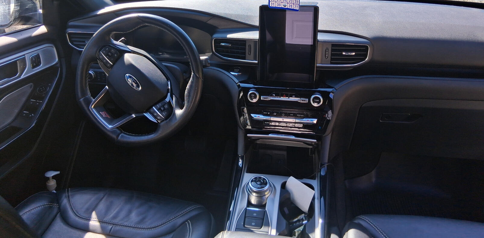 Interior of car freshly detailed in Snohomish. Black shiny car interior freshly detailed. Mikey's Mobile Detailing - Snohomish.