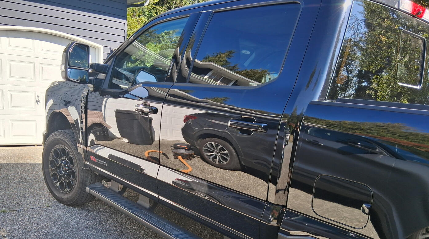 Exterior of Ford truck shiny and waxed. Detailed in Snohomish Wa, by Mikey. Exterior car detailing service in Snohomish Wa. Shiny polish and wax.