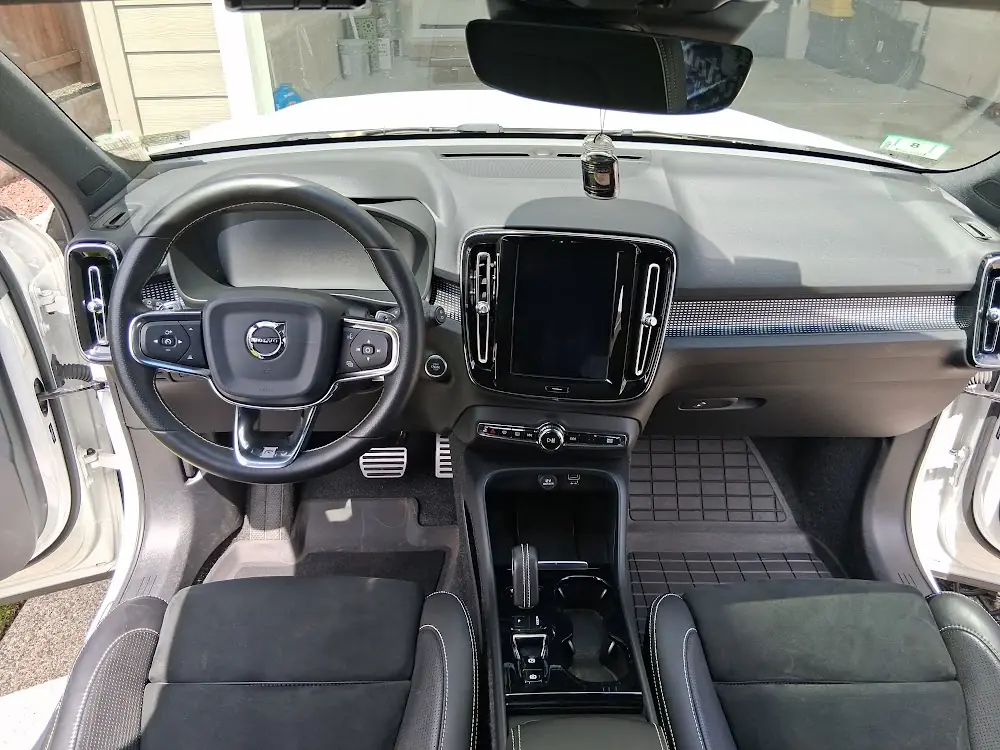 Volvo XC40 interior: dash, center console, floor mats and front seats